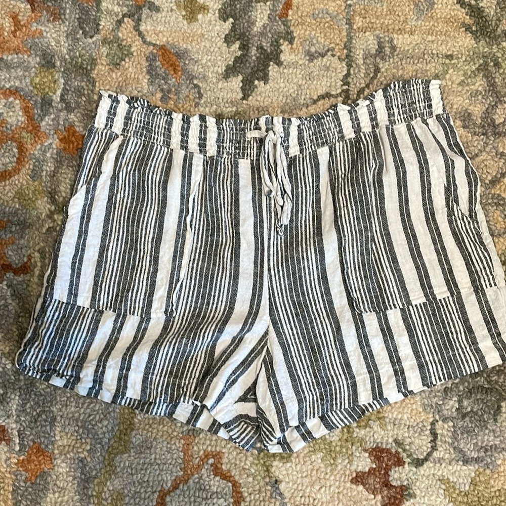 Time and Tru Linen pull on shorts L